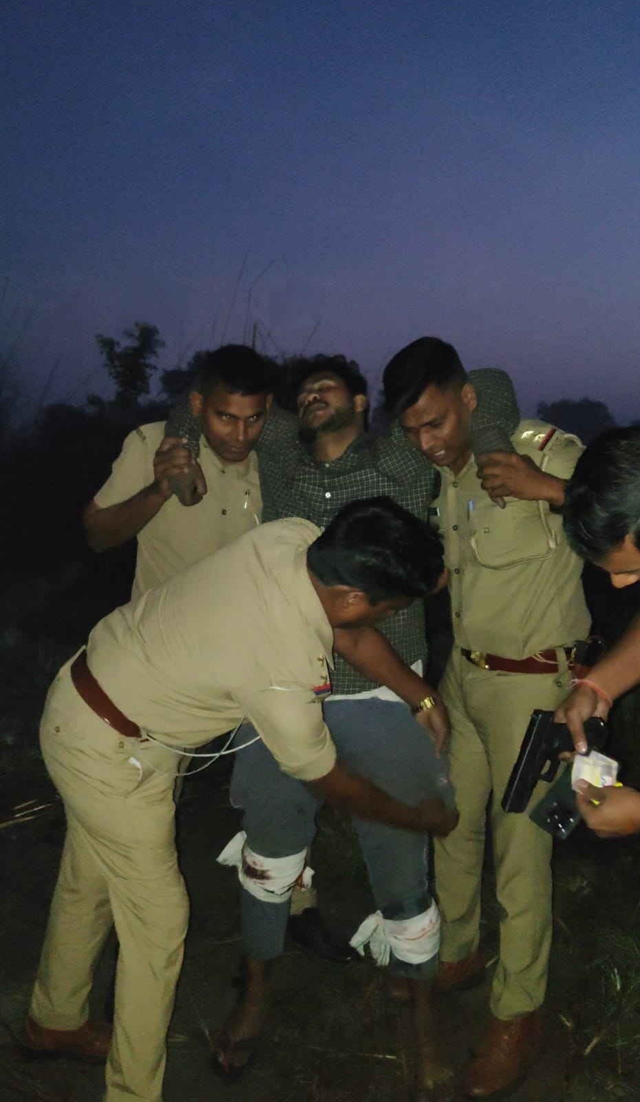 मुठभेड़ में 25 हजार का इनामी बदमाश गिरफ्तार, दोनों पैरों में लगी गोली