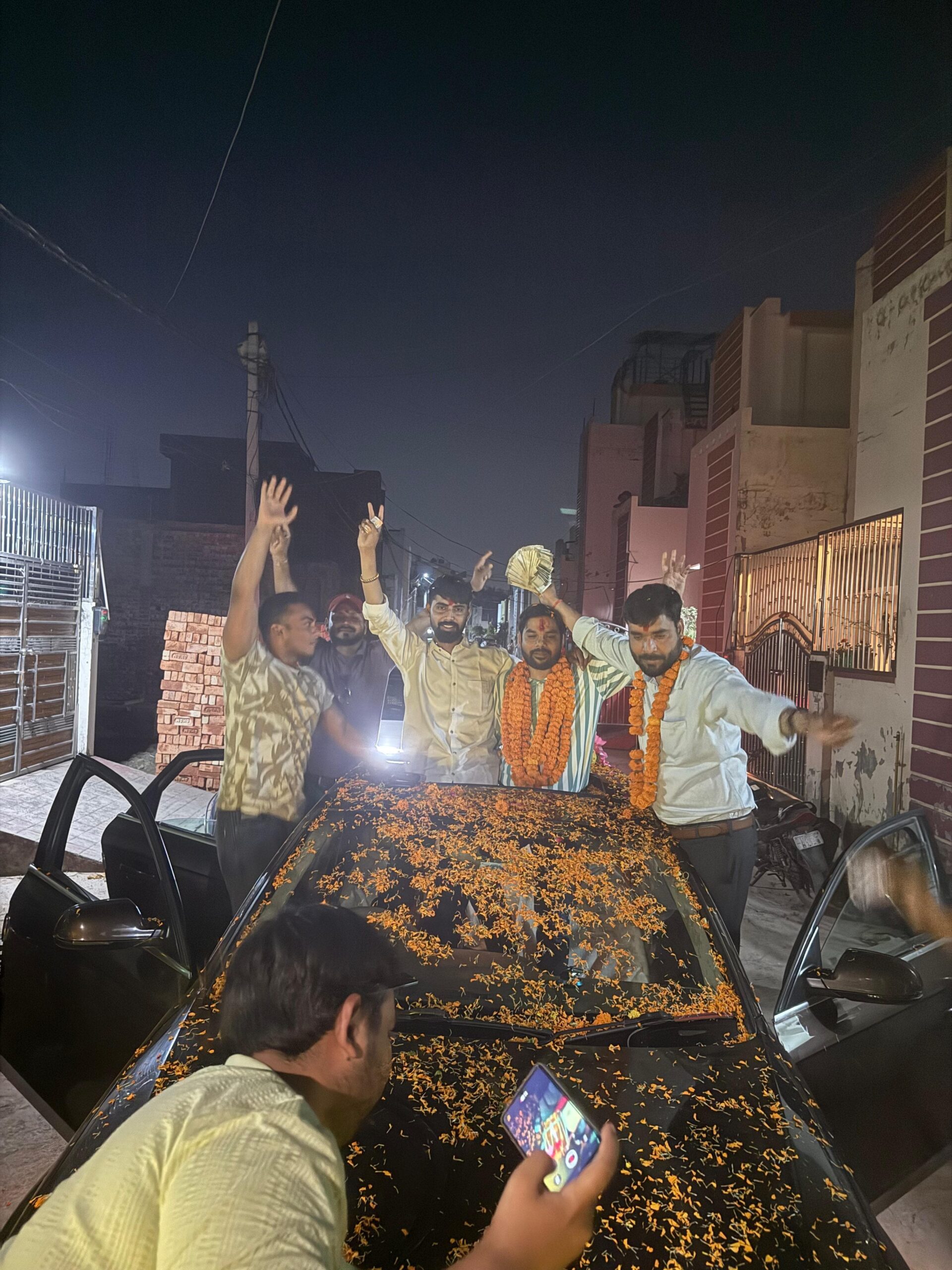 भाजपा नेता जतिन चौहान ने पीसीएस अधिकारी डिप्टी जेलर बन्ने पर मित्र को दी बधाई