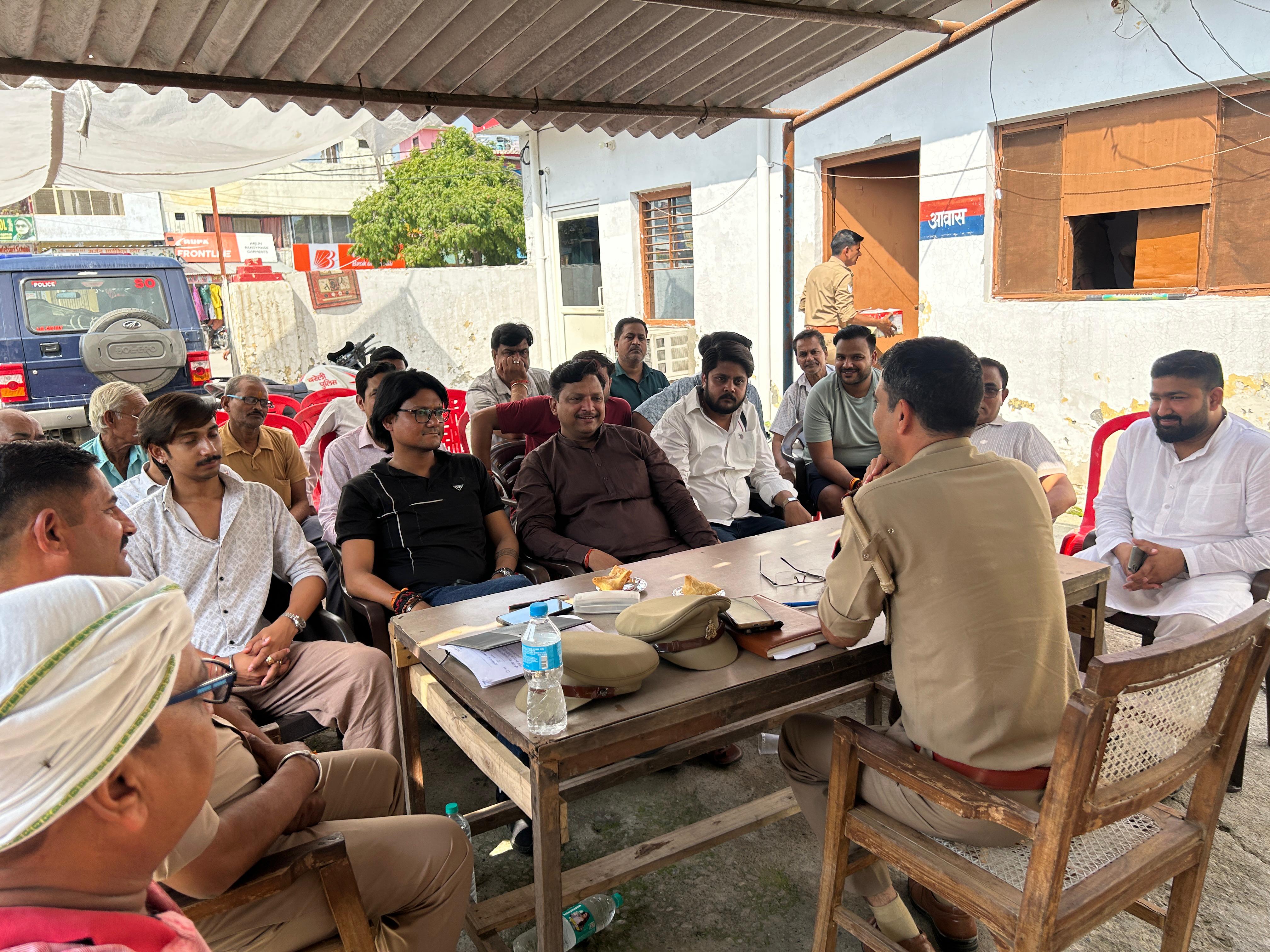 फतेहगंज पश्चिमी चौकी में व्यापारी-पुलिस संवाद, सुरक्षा और कानून व्यवस्था को लेकर हुई महत्वपूर्ण बैठक